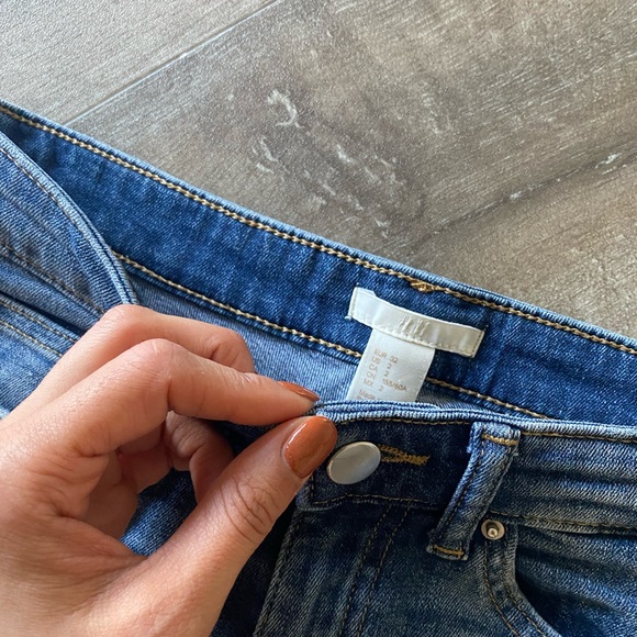 DENIM SHORTS (SIZE 2) - Picture 2 of 4